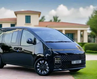 Benzine motor van 2,2L van Hyundai Staria 2023 te huur in Dubai.
