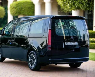 Hyundai Staria 2023 beschikbaar voor verhuur in Dubai, met een kilometerlimiet van onbeperkt.