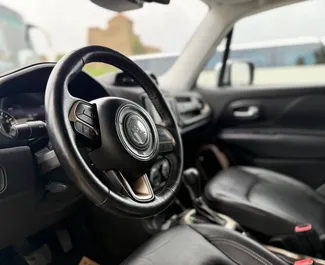 Vooraanzicht van een huurauto Jeep Renegade in Tbilisi, Georgië ✓ Auto #13441. ✓ Transmissie Automatisch TM ✓ 0 beoordelingen.