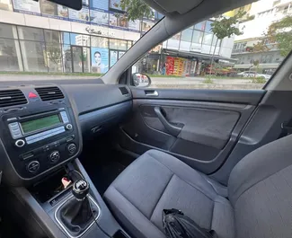 Vooraanzicht van een huurauto Volkswagen Golf 5 op de luchthaven van Tirana, Albanië ✓ Auto #13392. ✓ Transmissie Handmatig TM ✓ 0 beoordelingen.