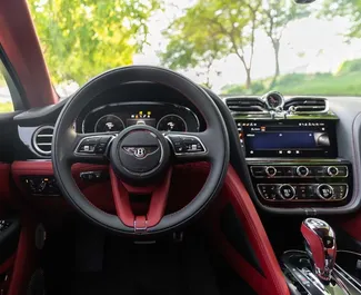 Bentley Bentayga 2023 beschikbaar voor verhuur in Dubai, met een kilometerlimiet van onbeperkt.