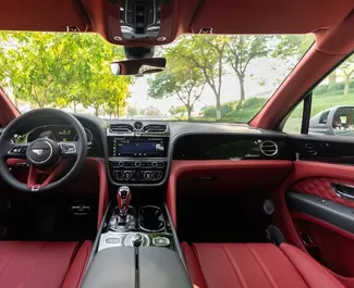 Benzine motor van 4,0L van Bentley Bentayga 2023 te huur in Dubai.