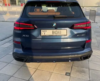 Interieur van BMW X5 te huur in de VAE. Een geweldige auto met 5 zitplaatsen en een Automatisch transmissie.