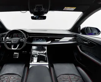 Audi RS Q8 2023 beschikbaar voor verhuur in Dubai, met een kilometerlimiet van onbeperkt.