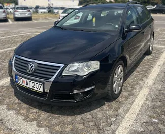 Vooraanzicht van een huurauto Volkswagen Passat in Budva, Montenegro ✓ Auto #4258. ✓ Transmissie Automatisch TM ✓ 0 beoordelingen.