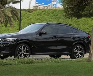 Benzine motor van 3,0L van BMW X6 2022 te huur in Dubai.