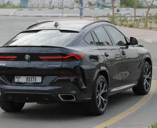 BMW X6 2022 beschikbaar voor verhuur in Dubai, met een kilometerlimiet van onbeperkt.