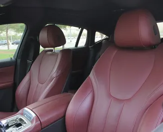 Autohuur BMW X6 2022 in in de VAE, met Benzine brandstof en 335 pk ➤ Vanaf 850 AED per dag.