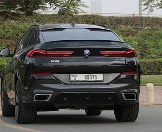 Interieur van BMW X6 te huur in de VAE. Een geweldige auto met 5 zitplaatsen en een Automatisch transmissie.