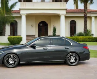 Mercedes-Benz C300 Coupe 2022 met Aandrijving achteraan systeem, beschikbaar in Dubai.