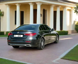 Interieur van Mercedes-Benz C300 Coupe te huur in de VAE. Een geweldige auto met 5 zitplaatsen en een Automatisch transmissie.