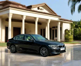 Verhuur BMW 330i. Comfort, Premium Auto te huur in de VAE ✓ Borg van Borg van 2500 AED ✓ Verzekeringsmogelijkheden TPL.