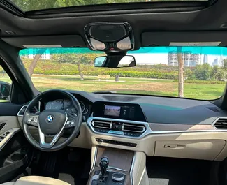 BMW 330i 2022 beschikbaar voor verhuur in Dubai, met een kilometerlimiet van onbeperkt.