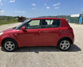 Vooraanzicht van een huurauto Suzuki Swift op de luchthaven van Tirana, Albanië ✓ Auto #13186. ✓ Transmissie Handmatig TM ✓ 0 beoordelingen.
