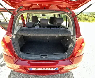 Interieur van Suzuki Swift te huur in Albanië. Een geweldige auto met 5 zitplaatsen en een Handmatig transmissie.