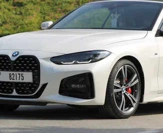 Interieur van BMW 430i Cabrio te huur in de VAE. Een geweldige auto met 4 zitplaatsen en een Automatisch transmissie.