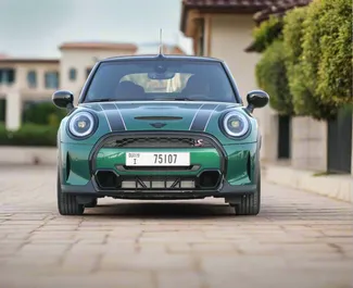 Vooraanzicht van een huurauto Mini Cooper in Dubai, Verenigde Arabische Emiraten ✓ Auto #13321. ✓ Transmissie Automatisch TM ✓ 0 beoordelingen.