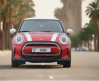 Vooraanzicht van een huurauto Mini Cooper in Dubai, Verenigde Arabische Emiraten ✓ Auto #13323. ✓ Transmissie Automatisch TM ✓ 0 beoordelingen.