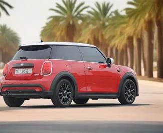Mini Cooper 2024 beschikbaar voor verhuur in Dubai, met een kilometerlimiet van onbeperkt.