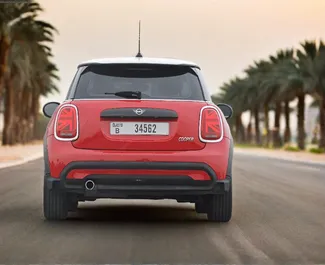 Interieur van Mini Cooper te huur in de VAE. Een geweldige auto met 4 zitplaatsen en een Automatisch transmissie.