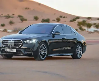 Mercedes-Benz S580 e 2022 beschikbaar voor verhuur in Dubai, met een kilometerlimiet van onbeperkt.