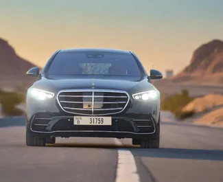 Vooraanzicht van een huurauto Mercedes-Benz S580 e in Dubai, Verenigde Arabische Emiraten ✓ Auto #13350. ✓ Transmissie Automatisch TM ✓ 0 beoordelingen.