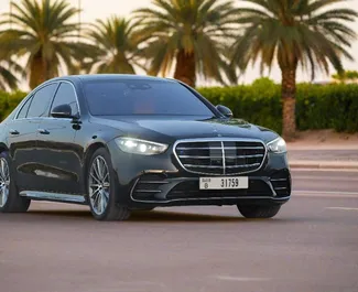 Mercedes-Benz S580 e 2022 met Aandrijving op alle wielen systeem, beschikbaar in Dubai.