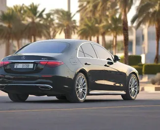 Interieur van Mercedes-Benz S580 e te huur in de VAE. Een geweldige auto met 5 zitplaatsen en een Automatisch transmissie.
