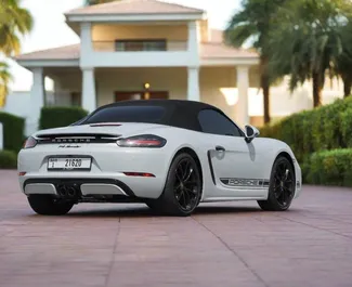 Benzine motor van 2,0L van Porsche 718 Boxster 2024 te huur in Dubai.