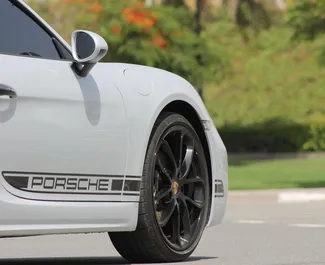 Interieur van Porsche 718 Boxster te huur in de VAE. Een geweldige auto met 2 zitplaatsen en een Automatisch transmissie.