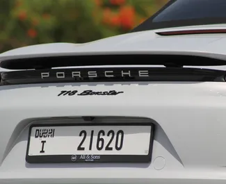 Porsche 718 Boxster 2024 beschikbaar voor verhuur in Dubai, met een kilometerlimiet van onbeperkt.