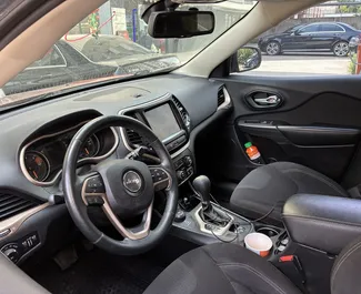 Jeep Cherokee 2017 beschikbaar voor verhuur in Tbilisi, met een kilometerlimiet van onbeperkt.