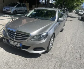 Vooraanzicht van een huurauto Mercedes-Benz E220 in Tirana, Albanië ✓ Auto #13170. ✓ Transmissie Automatisch TM ✓ 0 beoordelingen.