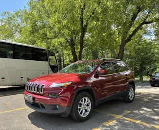 Vooraanzicht van een huurauto Jeep Cherokee in Tbilisi, Georgië ✓ Auto #13412. ✓ Transmissie Automatisch TM ✓ 0 beoordelingen.