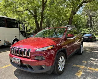 Interieur van Jeep Cherokee te huur in Georgië. Een geweldige auto met 5 zitplaatsen en een Automatisch transmissie.
