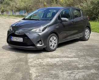 Vooraanzicht van een huurauto Toyota Yaris in Budva, Montenegro ✓ Auto #13125. ✓ Transmissie Automatisch TM ✓ 0 beoordelingen.