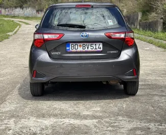 Hybride motor van 1,5L van Toyota Yaris 2019 te huur in Budva.