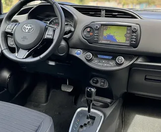 Interieur van Toyota Yaris te huur in Montenegro. Een geweldige auto met 5 zitplaatsen en een Automatisch transmissie.