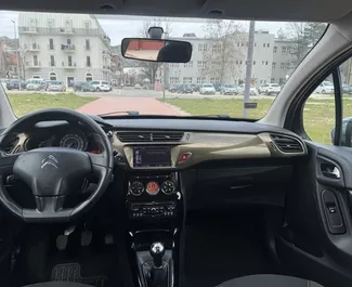 Vooraanzicht van een huurauto Citroen C3 in Budva, Montenegro ✓ Auto #13247. ✓ Transmissie Handmatig TM ✓ 0 beoordelingen.