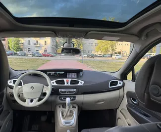 Vooraanzicht van een huurauto Renault Grand Scenic in Budva, Montenegro ✓ Auto #13403. ✓ Transmissie Automatisch TM ✓ 0 beoordelingen.