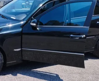 Mercedes-Benz E220 2006 beschikbaar voor verhuur op de luchthaven van Tirana, met een kilometerlimiet van onbeperkt.