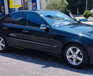 Vooraanzicht van een huurauto Mercedes-Benz E220 op de luchthaven van Tirana, Albanië ✓ Auto #13387. ✓ Transmissie Automatisch TM ✓ 0 beoordelingen.