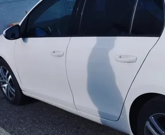 Vooraanzicht van een huurauto Volkswagen Golf 6 op de luchthaven van Tirana, Albanië ✓ Auto #13388. ✓ Transmissie Automatisch TM ✓ 0 beoordelingen.