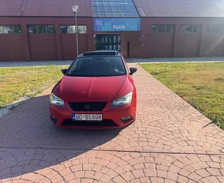 Vooraanzicht van een huurauto SEAT Leon in Budva, Montenegro ✓ Auto #13575. ✓ Transmissie Automatisch TM ✓ 0 beoordelingen.