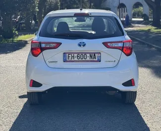Vooraanzicht van een huurauto Toyota Yaris in Budva, Montenegro ✓ Auto #13127. ✓ Transmissie Automatisch TM ✓ 0 beoordelingen.