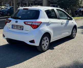 Toyota Yaris 2019 beschikbaar voor verhuur in Budva, met een kilometerlimiet van onbeperkt.