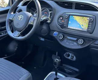 Interieur van Toyota Yaris te huur in Montenegro. Een geweldige auto met 5 zitplaatsen en een Automatisch transmissie.