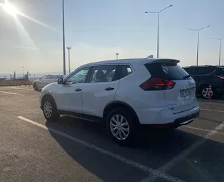 Vooraanzicht van een huurauto Nissan Rogue in Tbilisi, Georgië ✓ Auto #13417. ✓ Transmissie Automatisch TM ✓ 0 beoordelingen.