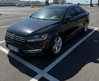 Vooraanzicht van een huurauto Volkswagen Passat in Durrës, Albanië ✓ Auto #13539. ✓ Transmissie Automatisch TM ✓ 0 beoordelingen.