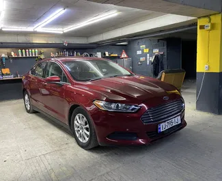 Vooraanzicht van een huurauto Ford Fusion Sedan in Tbilisi, Georgië ✓ Auto #13410. ✓ Transmissie Automatisch TM ✓ 0 beoordelingen.